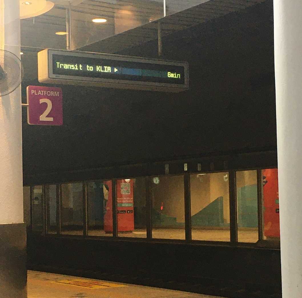 KLSentralの駅構内。空港行。