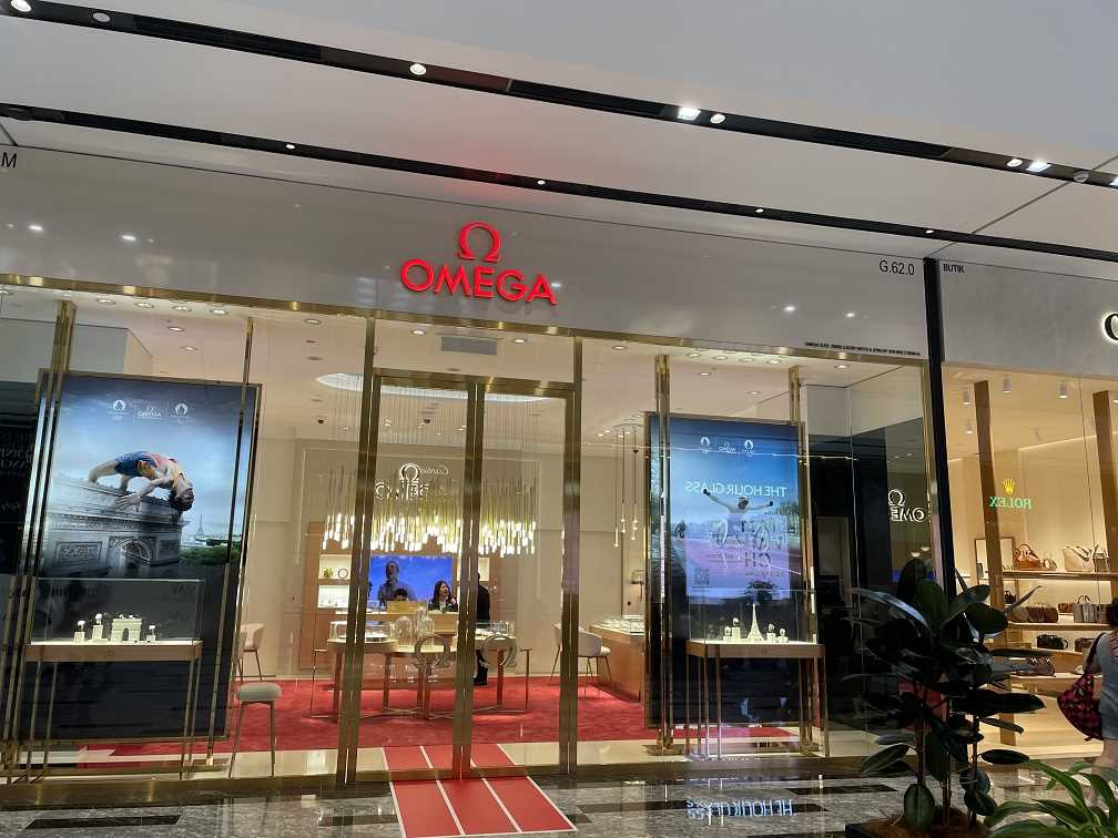 TRXモール内のオメガ店。