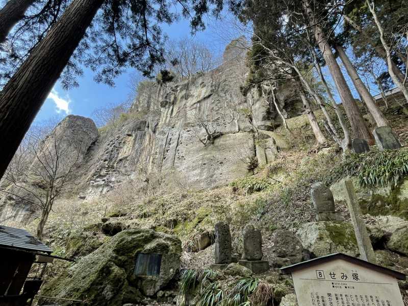 セミ塚と背後の岩壁