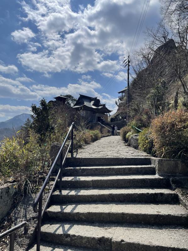 やや離れたところから見た開山堂