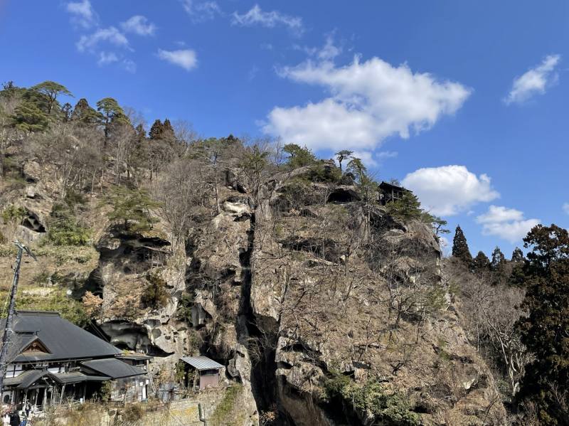 開山堂付近から見上げた山寺
