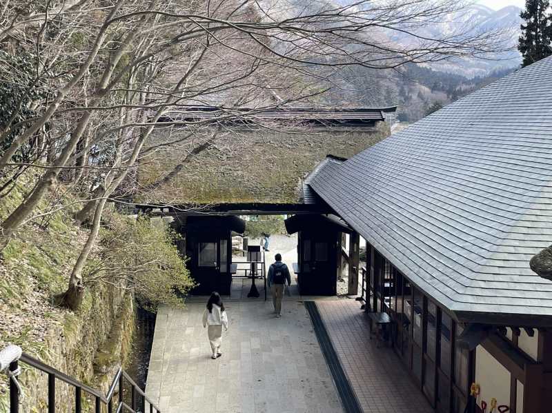 入山口の門を山側から撮った写真