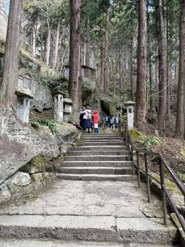 山寺の階段(蝉塚の少し手前)