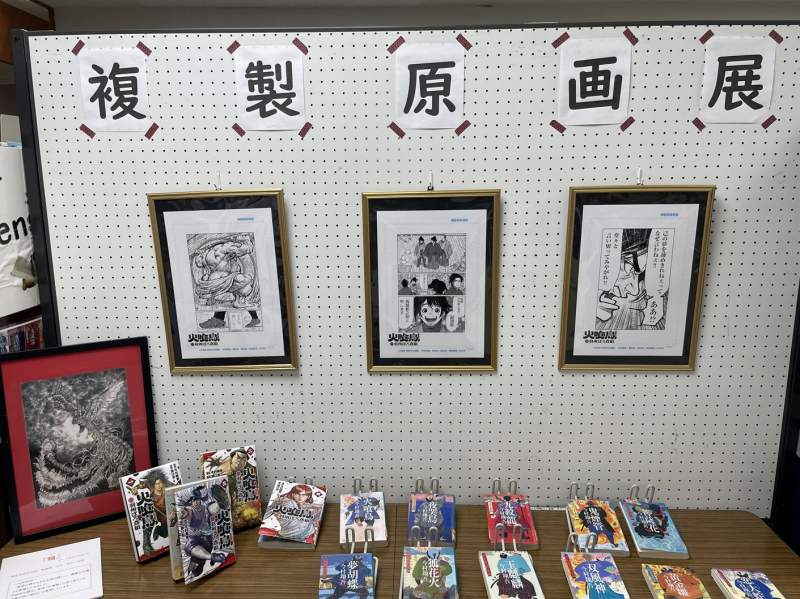 私立図書館の火喰鳥複製原画の展示②